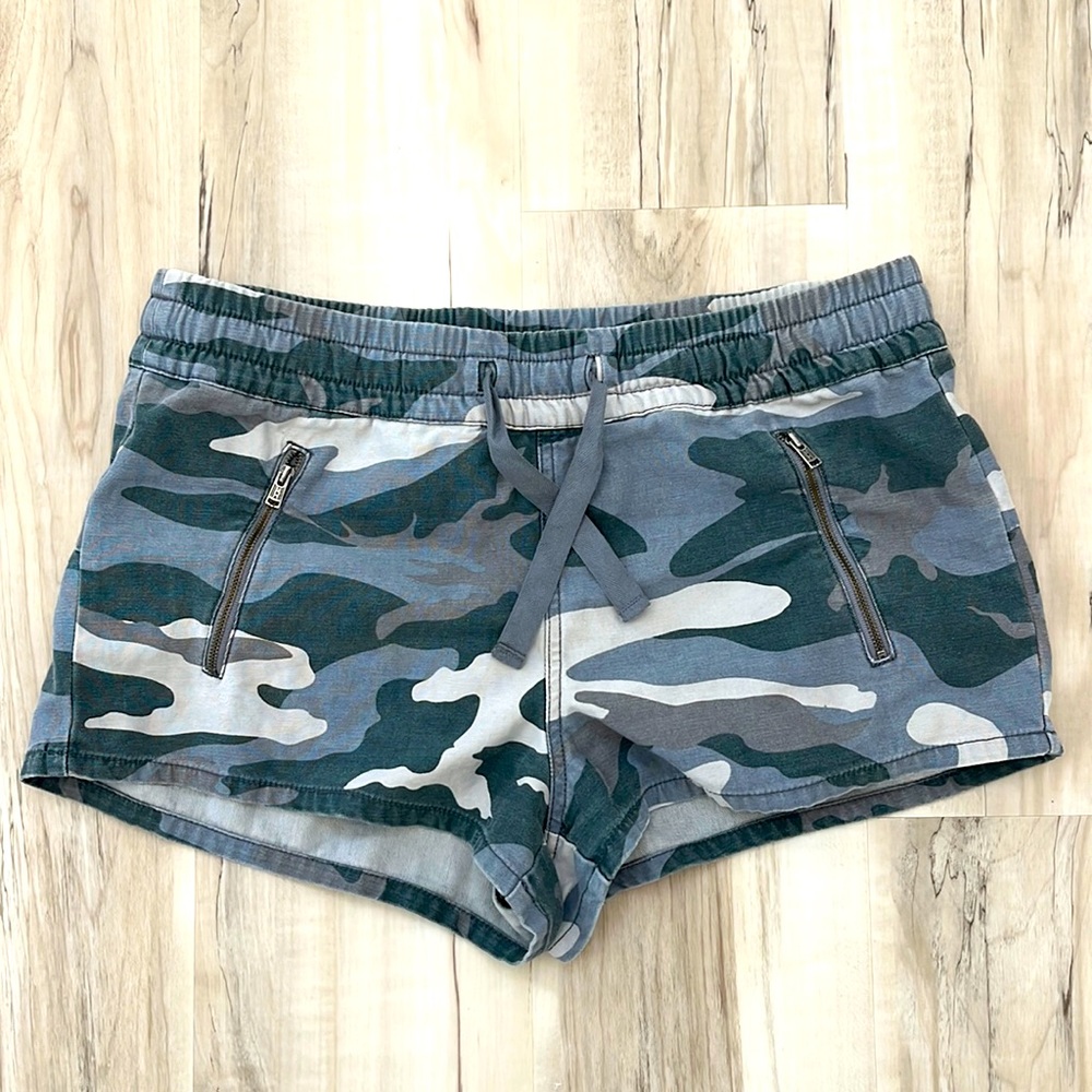 Aritzia TNA Camo shorts | Size Large